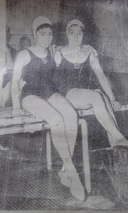 Matilde niña (a la izquierda), en uno de sus campeonatos